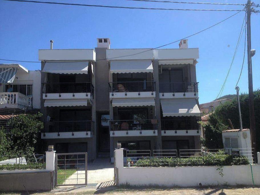 Two-Storey Beachfront Maisonette Торони Екстериор снимка